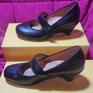 Softspots Mary Jane black pumps 7 WW